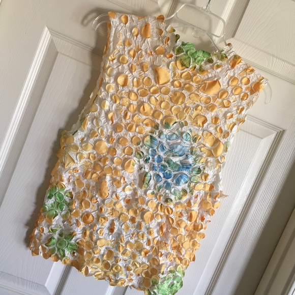 Sleeveless color trend top with fun artistic flare - Picture 2 of 10